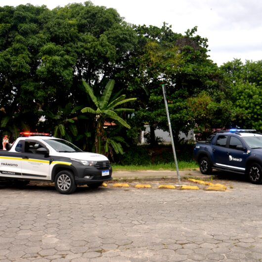 Agentes de trânsito e do Detran realizam blitz educativa para motoristas de transporte escolar no Pontal Santamarina