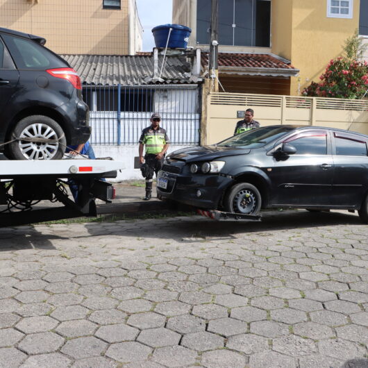 Agentes de trânsito realizam operação de retirada de carros abandonados em Caraguatatuba