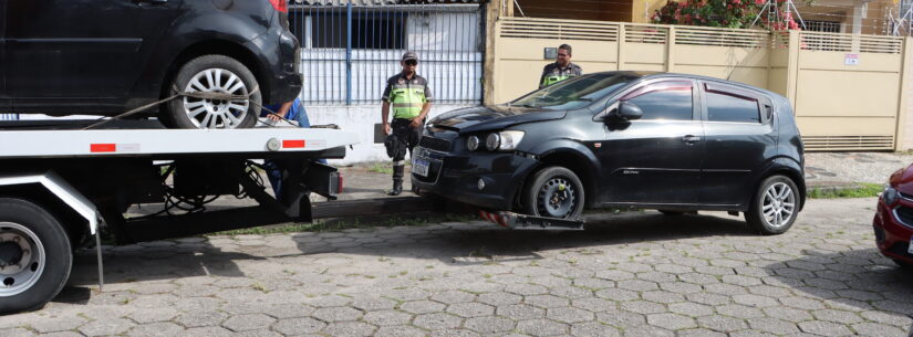 Agentes de trânsito realizam operação de retirada de carros abandonados em Caraguatatuba