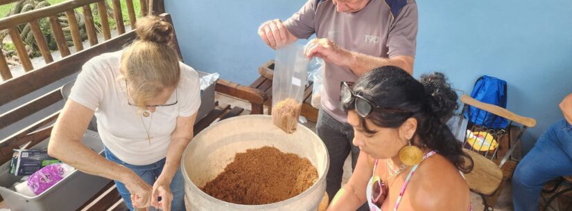 Curso de produção e colheita de cogumelo shiitake capacita agricultores familiares em Caraguatatuba